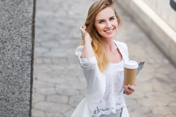 Schöne junge Geschäftsfrau mit einer Einweg-Kaffeetasse — Stockfoto