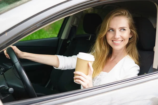 Mujer sonriente sentada en el coche —  Fotos de Stock