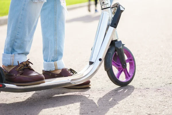 Bacaklar closeup görünümüyle scooter üzerinde — Stok fotoğraf