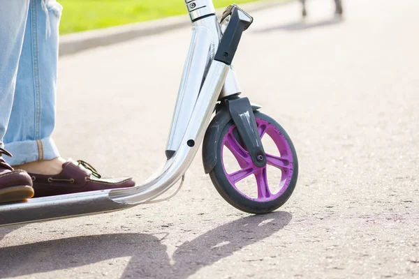 Bacaklar closeup görünümüyle scooter üzerinde — Stok fotoğraf