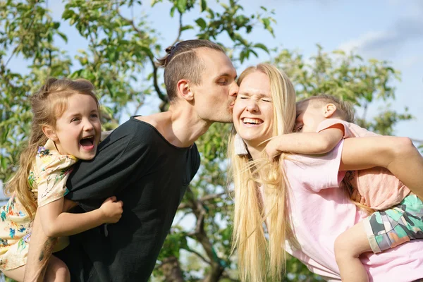 Πορτρέτο του μια ευτυχισμένη οικογένεια σε εξωτερικούς χώρους — Φωτογραφία Αρχείου