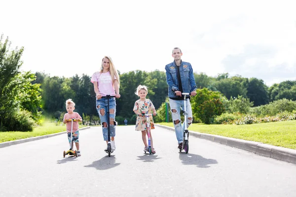 Familie mit Motorroller im Park — Stockfoto