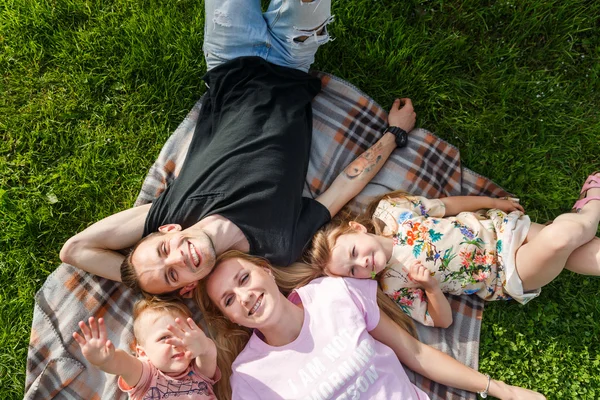 Aile parkta oynuyor. — Stok fotoğraf