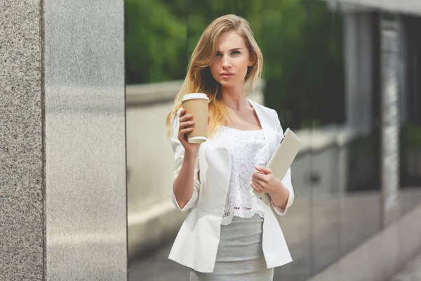 Ung snygg kvinna med kaffe — Stockfoto