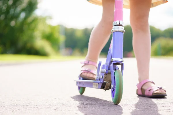 Närbild syn med ben på skoter — Stockfoto