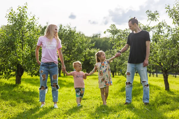 Family playing in the park — Stock Photo, Image