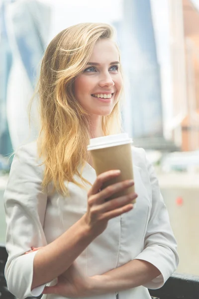 Meisje met koffie te gaan — Stockfoto