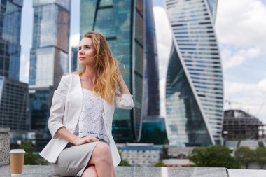 Office buidings karşı oturan genç kadın.