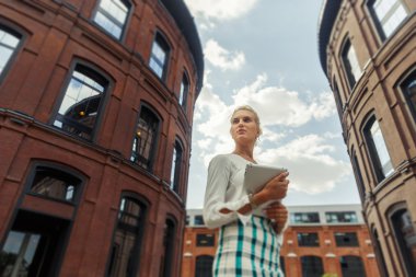 Bir tablet ellerde ile güzel kız
