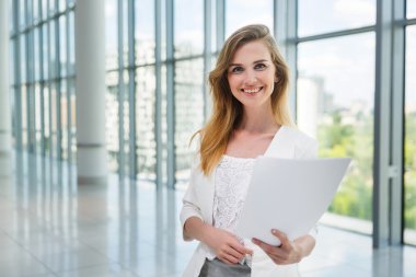 İşkadını bazı belgeleri tut