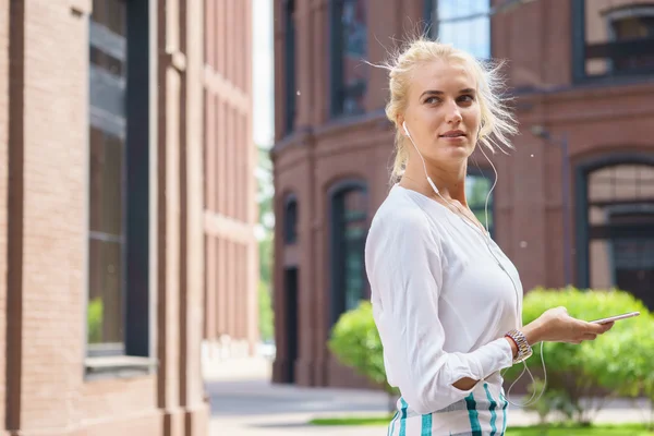 Portret uśmiechniętej bizneswoman — Zdjęcie stockowe