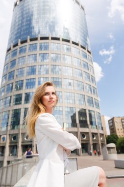 Office buidings karşı oturan genç kadın.