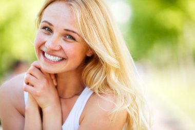 Beyaz çekici gülümseyen sarışın kadın