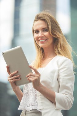 güzel bir kadın sokağa elektronik sekmesini kullanma