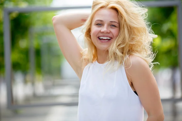 Splendida ragazza nella soleggiata giornata estiva toccandosi i capelli — Foto Stock