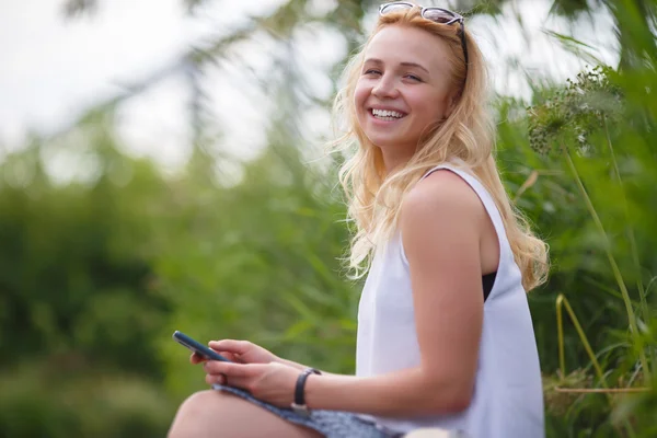 スマート フォンを持つ幸せな白人女 — ストック写真