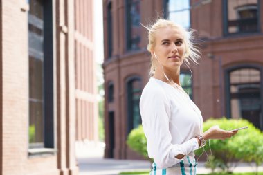 Gülümseyen bir iş kadınının portresi