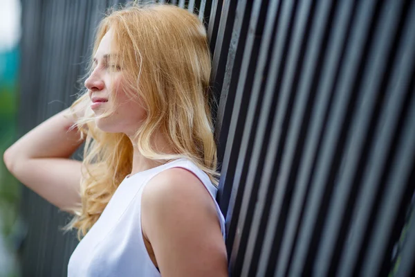 Wanita muda kaukasia yang cantik dengan rambut keriting — Stok Foto