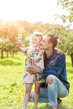 Baba ve kızı yeşil park