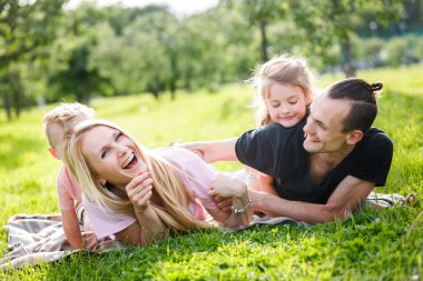 Aile parkta oynuyor.