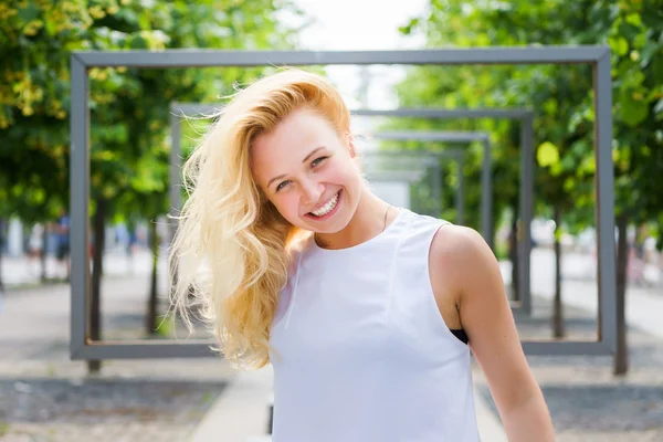 Mladé ženy blondýnka venkovní procházky v městě — Stock fotografie