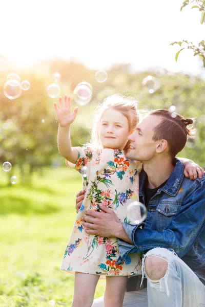 Baba ve kızı yeşil park — Stok fotoğraf