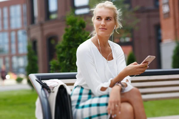 Retrato de una mujer hermosa mensajes de texto con su teléfono . — Foto de Stock