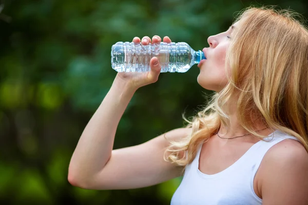 Изображение молодой женщины, пьющей воду — стоковое фото