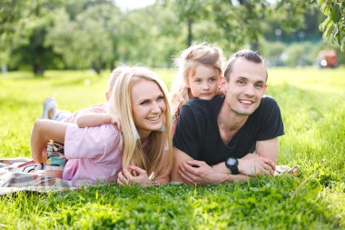 Aile parkta oynuyor.