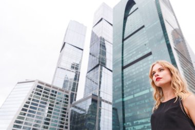 Modern gökdelenler ve genç çekici işkadını portresi