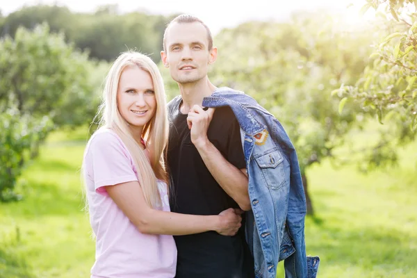 Paar van jonge mensen — Stockfoto