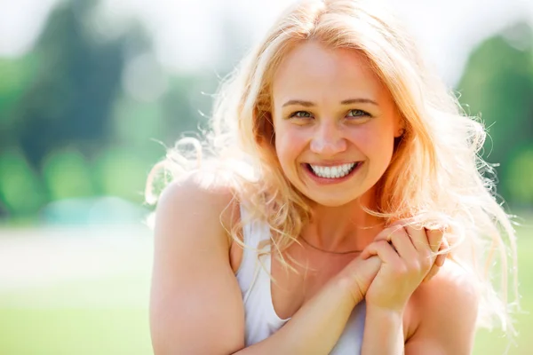 Portret van leuke jonge vrouw — Stockfoto