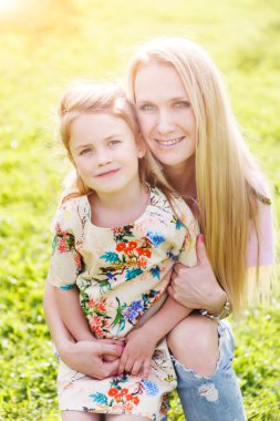 çekici kız parkta kızıyla birlikte çalış