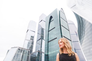 Güzel sarışın kadının modern binalar zemin üzerine portre portre