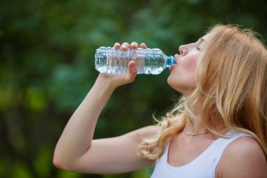 Güzel genç sarışın içecekler su parkı