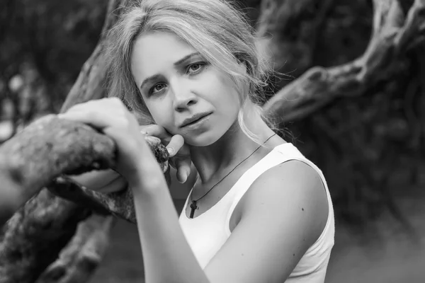 木をハグの若い女性の黒と白の肖像画 — ストック写真