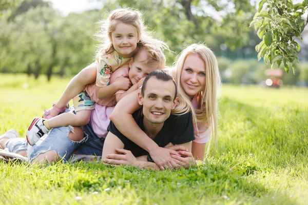 Familia jugando en el parque —  Fotos de Stock