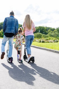 Parkta scooter ile aile