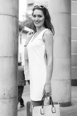 Çekici esmer şık kadın siyah-beyaz görüntü