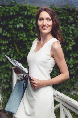 Genç iş kadını ile açık havada el Makaleler