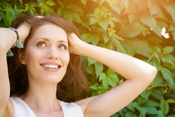 Chica joven emocional brillante mira hacia arriba — Foto de Stock