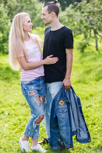 Paar van jonge mensen — Stockfoto