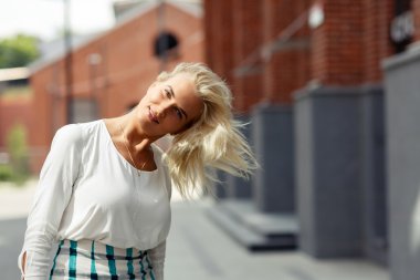 güzel sarışın sallıyor