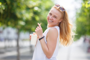 Gülümseyen içecek fincan genç kadın