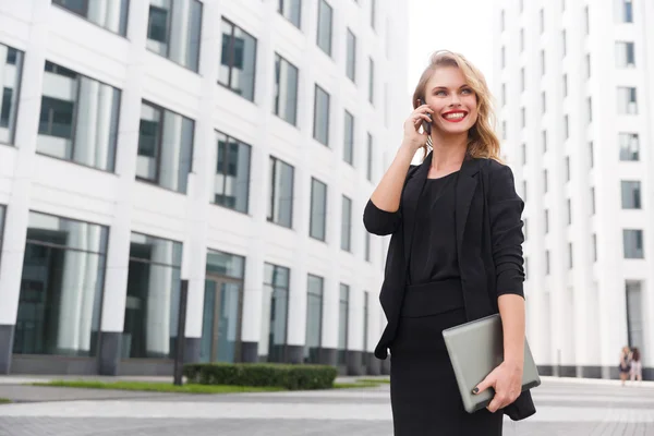 Portret uśmiechający się blond kobieta z notebooka i smartphone — Zdjęcie stockowe