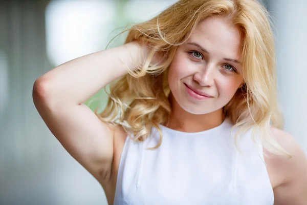 Молодая славянская женщина касается своих светлых волос — стоковое фото