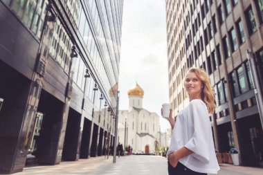 Şık iş kadını geri iş merkezi arasında görünüyor