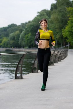 Sporcu kadın eğitim açık havada ile mp3 çalar