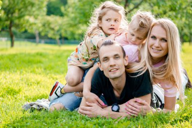 Genç aile kırsalında çim üzerinde yalan