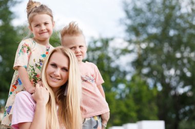 güzel kız onun çocuklarla oynarken